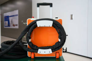 آلة تنظيف بالليزر النبضي المحمولة بقوة 300 واط و500 واط متعددة الأغراض لإزالة الصدأ والطلاء من الأسطح المعدنية والحجرية والخشبية - Product Image 5