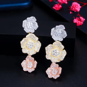 Boucles d'oreilles roses plaquées or 18 carats pour femmes, bijoux élégants et longs en zircon cubique - Product Image 4