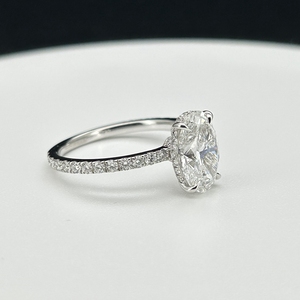 Bague de fiançailles en or blanc 18 carats avec diamant ovale de laboratoire de 3 carats, HQ Gems D VS1 IGI - Product Image 3
