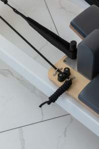 Venta Directa de Fábrica: Cama de Pilates de Aleación de Aluminio Blanca, Duradera y Ajustable para Gimnasio, Venta al Por Mayor - Product Image 5