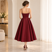 Robe midi femme à marque privée, en tissu lisse avec applique florale, col cœur, bretelles spaghetti, jupe évasée coupe trapèze