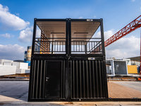 Casa de huéspedes prefabricada autónoma con estructura de acero y baño integrado, tipo cabaña de cristal para vacaciones, ideal para jardín.