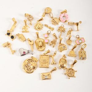 Valise, chapeau et lunettes |   Charmes en émail en acier inoxydable plaqué or 18 carats |   Pendentifs soleil, lune, cœur, appareil photo et beigne pour bricolage - Product Image 1