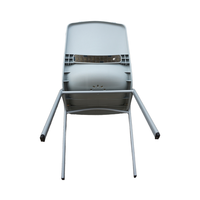 Chaise empilable à quatre pieds en acier et plastique avec un design traditionnel pour une utilisation scolaire ou en extérieur