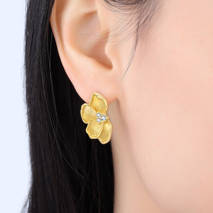 Estos nuevos aretes de pétalos de latón blanco son elegantes y son un regalo perfecto para la familia o para tu novia. - Product Image 5