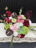 Nouvelles Tendances Mariage 2026 : Composition Florale Bordeaux Artificielle – Anthurium et Hortensia Verts Bordeaux pour Centre de Table de Fête