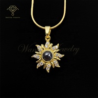 LV042 Colliers ras du cou tendance avec projection « JE T'AIME » en 100 langues, pendentif bijou plaqué or 18 carats avec breloque soleil