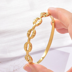 Brazalete con cierre seguro, eslabones ovalados huecos conectados, banda interior plana, ligero, de diseño, en oro de 18k, brazaletes de moda. - Product Image 2