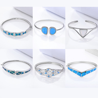 Bracelet en opale enchanteur en argent 925: le feu pastel brille dans la pierre, encadré par de l'argent, la beauté qui bouge à chaque geste
