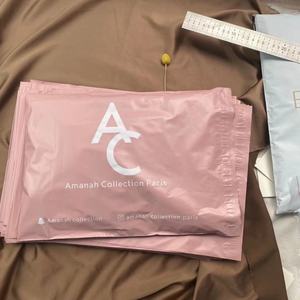 Bolsas Biodegradables Impermeables de Color Rosa Brillante al por Mayor para Envasado de Cosméticos y Ropa con Logotipo Personalizado - Product Image 4