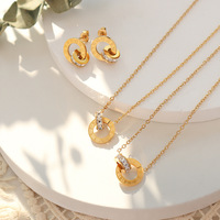Parure de bijoux pour femme en acier inoxydable plaqué or 18 carats, non décolorable, avec boucles d'oreilles et collier double boucle en zircon, style romain audacieux