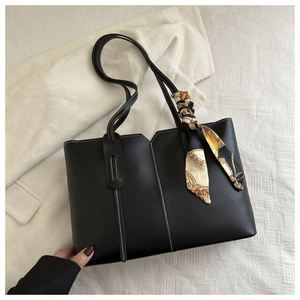 Sacs fourre-tout vintage en cuir PU pour femmes, sacs à bandoulière de luxe grande capacité couleur unie, fermeture éclair, doublure en polyester - Product Image 2