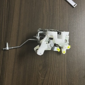 มือจับประตูหลังซ้าย Daewoo Tico รุ่น 82302A62D04-000 สำหรับเปลี่ยนซ่อมใหม่ - Product Image 1