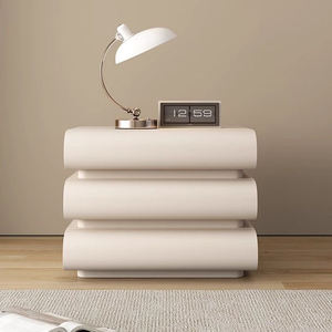 طاولة سرير جانبية عصرية باللون الأبيض الكريمي بتصميم بسيط من الجلد بثلاثة أدراج للبيع بالجملة، كومودينو من الخشب الصلب مع إضاءة - Product Image 6