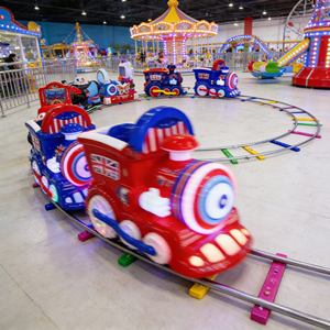 Train musical à thème avec ensemble de rails et bandes sonores personnalisées pour une ambiance immersive au parc de jeux - Product Image 3