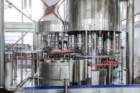 Ligne de production complète de machines de remplissage d'eau minérale pour bouteilles d'eau minérale entièrement automatique économe en énergie 10000BPH
