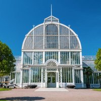 Maison de mariage de luxe en fer forgé avec panneaux cristallins, véranda romantique personnalisable pour événements dans le jardin