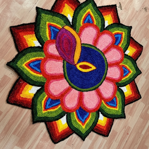 Art floral au sol de style traditionnel décoratif pour les festivals, design Rangoli en acrylique multicolore vibrant sur le thème du paon classique - Product Image 1
