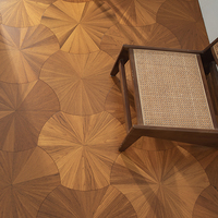 Parquet flottant en bois d'ingénierie multicouche brossé moderne et durable, mélange teck et frêne, système de pose à clipser, sur mesure, pour usage commercial