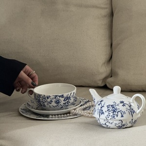 Teteras, tazas y platos de cerámica de la serie de porcelana azul y blanca vintage francesa para un juego de té de la tarde para una persona Cena vintage - Product Image 1