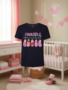 Camiseta Swaddle Specialist Baby Care para hombre, informal, con estampado gráfico, transpirable, 100% algodón, cuello redondo, manga corta - Product Image 2