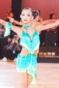 Robe de danse sur mesure en mousseline de soie et élasthanne/coton, style Jazz Latin, élégante, ornée de pompons et de fleurs cloutées, pour compétition, effet saisissant - Product Image 2