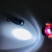 Mini lampe torche LED en plastique pour porte-clés, petite lampe minière, pendentif porte-clés, lumière à piles, cadeaux pratiques, jouets pour enfants