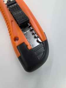 Coltello multiuso in acciaio inossidabile con impugnatura antiscivolo, taglierina per carta da parati da 18 mm, 2 lame SK5, coltello di livello industriale da 610 mm - Product Image 4