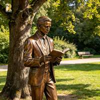 Sculpture de bronze grandeur nature d'un homme assis tenant un livre, personnalisable pour l'art public extérieur