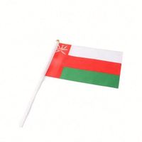 Drapeaux nationaux omanais promotionnels personnalisés en tissu polyester de petite taille, à agiter à la main, avec mât en plastique ou en bois