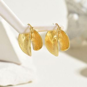 Pendientes de Aro Modernos de Latón con Diseño de Mariposa Distintivo de Doble Capa para Mujer, Estilo Europeo Americano, Novedad Transfronteriza - Product Image 1