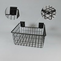 Zware, moderne, zwarte, ronde metalen wandmontage draadmand met pegboard haken voor gereedschap & garageopbergruimte