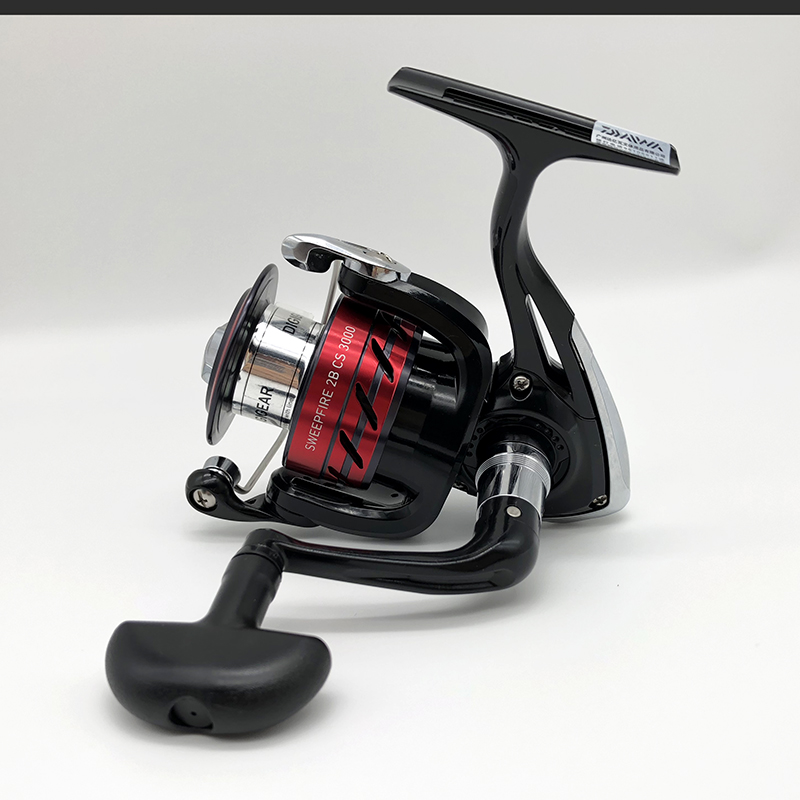 新品DAIWA SWEEPFIRE 2B CS 2500番台 海外モデル 送料無料】ダイワ DAIWA SWEEPFIRE 2B CS レッドカラー 2500番台