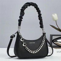Sac fourre-tout demi-lune style Y2K de créateur en gros, sac à main personnalisé avec logo, sac à bandoulière à poignée froncée et décoration chaîne métallique en forme de lune