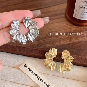 Boucles d'oreilles statement en alliage texturé, motif fleur creuse, pétales irréguliers, géométriques, bijoux d'oreille or et argent pour femme - Product Image 6