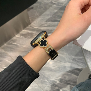 Bracelet de Montre de Luxe en Cuir de Crocodile Designer Motif Trèfle pour Femme Compatible <span class=keywords><strong>Apple</strong></span> <span class=keywords><strong>Watch</strong></span> Séries 6 <span class=keywords><strong>7</strong></span> 8 9 41mm 42mm <span class=keywords><strong>45mm</strong></span> - Product Image 3