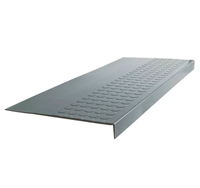 Marche d'escalier circulaire en caoutchouc surélevée à bout carré - Design moderne, option bois massif, durable pour usage extérieur