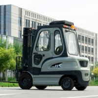 Elektrischer 2,5-Tonnen-Sitzstapler für Innen- und Außenbereiche mit geschlossener Kabine, Klimaanlage, 3-stufigem Mast und 3m Hubhöhe