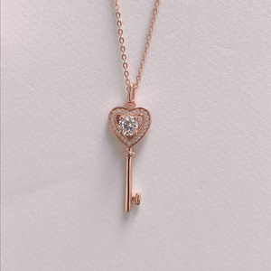 Collana con catena a clavicola del <span class=keywords><strong>palazzo</strong></span> con ciondolo in oro rosa con chiave in oro bianco 18 carati per regalo di natale personalizzato - Product Image 2