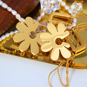 Chris <span class=keywords><strong>aprile</strong></span> gioielli di moda moderna acciaio inossidabile 316L pvd placcato in oro piatto metallo <span class=keywords><strong>margherita</strong></span> fiori forma <span class=keywords><strong>orecchini</strong></span> a cerchio - Product Image 2