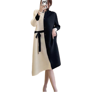 Robe midi en tricot contrastée avec col montant, manches longues, ourlet asymétrique, coupe ample, tenue décontractée pour l'automne - Product Image 1
