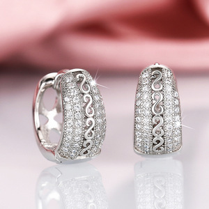 Boucles d'oreilles Huggie plaquées or blanc de luxe avec micro-inserts de diamants ronds pour femmes, bijoux fins à porter au quotidien - Product Image 3