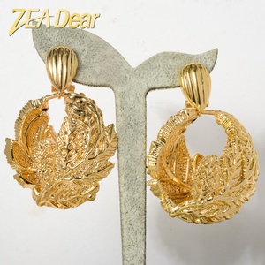 Pendientes Largos de Aleación de Cobre con Flores Exageradas Estilo Bohemio, Chapados en Oro de 18k, Unisex, de Zeadear Jewelry - Product Image 1