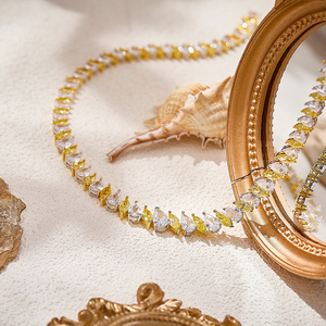 Collana Giallo Romano con Diamanti, Elettroplaccatura a Separazione di Colore, Stile Retrò <span class=keywords><strong>Opera</strong></span>, Modellazione <span class=keywords><strong>Abbigliamento</strong></span> <span class=keywords><strong>Donna</strong></span>, Girocollo con Zirconi Completi - Product Image 2