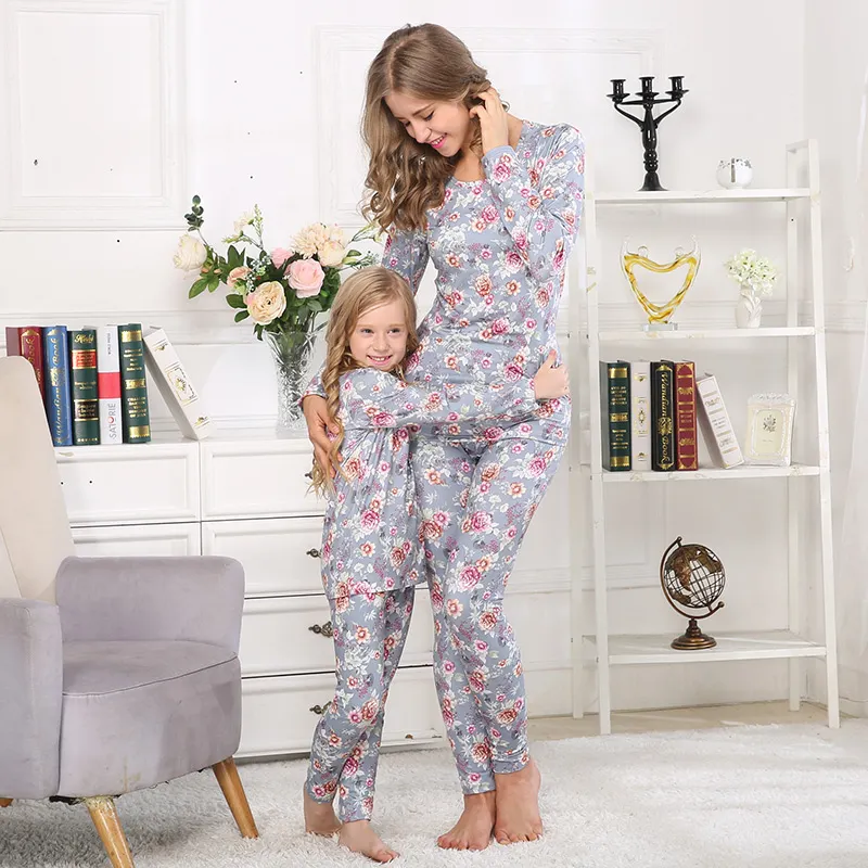 Nuevo diseño de moda mamá y yo Pijama familiar Estampado Traje de dos piezas Trajes a juego familiares