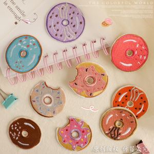 Grande collection de patchs autocollants mignons et colorés en forme de gâteau du désert, beignets, cupcakes et biscuits pour la décoration de chapeaux et de vêtements - Product Image 6