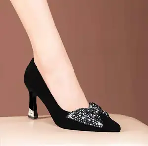 Dulce superficie de gamuza diamante arco decoración tacones altos zapatos de banquete de mujer clásico stiletto puntiagudo zapatos de mujer