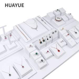 Exhibidores de Joyería Huayue, Juego de Exhibidores de Anillos, Aretes, Collares y Pulseras de Cuero PU Blanco Personalizado - Product Image 4
