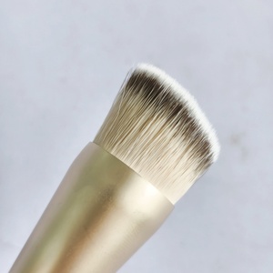 Pennello <span class=keywords><strong>per</strong></span> Contorno Liquido Cremoso <span class=keywords><strong>in</strong></span> Fibra Sintetica con Manico <span class=keywords><strong>in</strong></span> Legno, Confezione Singola, Pennello Obliquo <span class=keywords><strong>per</strong></span> Blush e Fondotinta Viso - Product Image 2