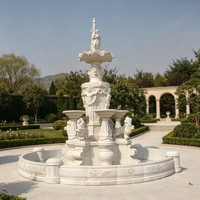 Fontaine en marbre élégante et artisanale avec sculptures de femme et de coquillages, cascade d'eau en pierre à plusieurs niveaux avec bassin pour la décoration